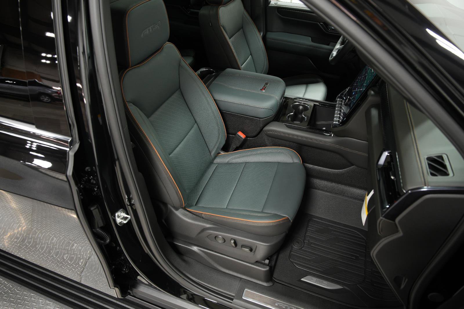 New 2026 GMC Yukon XL AT4 w/ AT4 Premium Plus Package AWD/4WD image 21