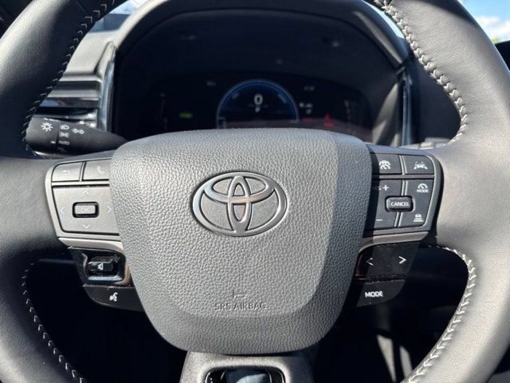 Used 2025 Toyota Camry SE FWD image 25