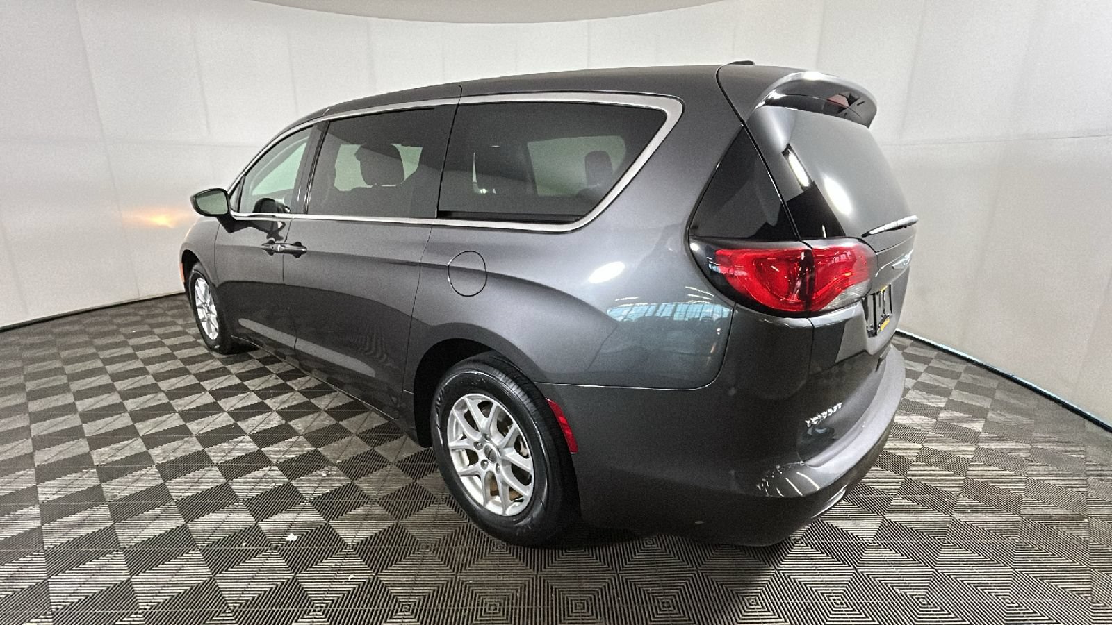 Used 2023 Chrysler Voyager LX FWD image 5