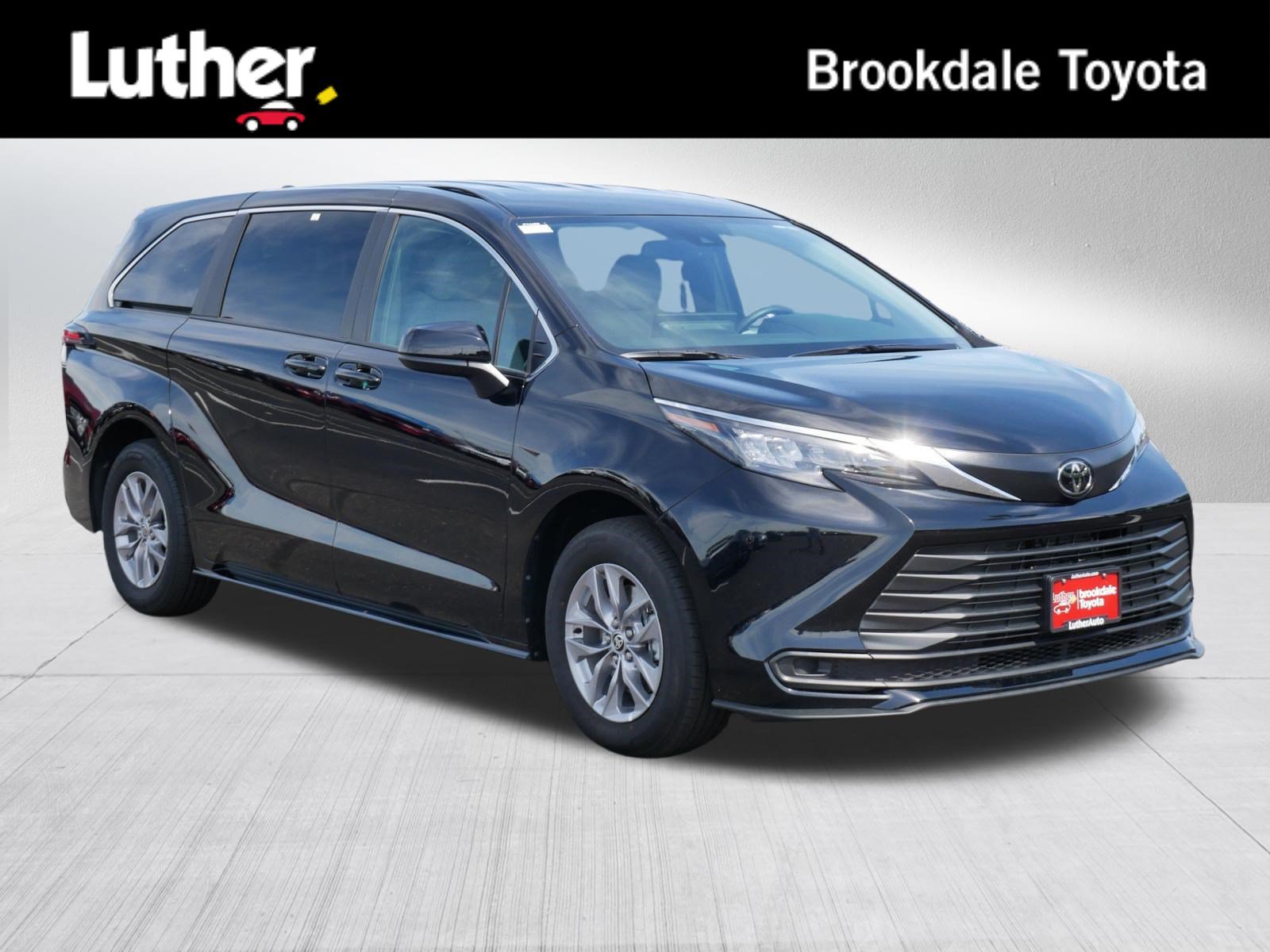 Certified 2026 Toyota Sienna LE FWD image 1