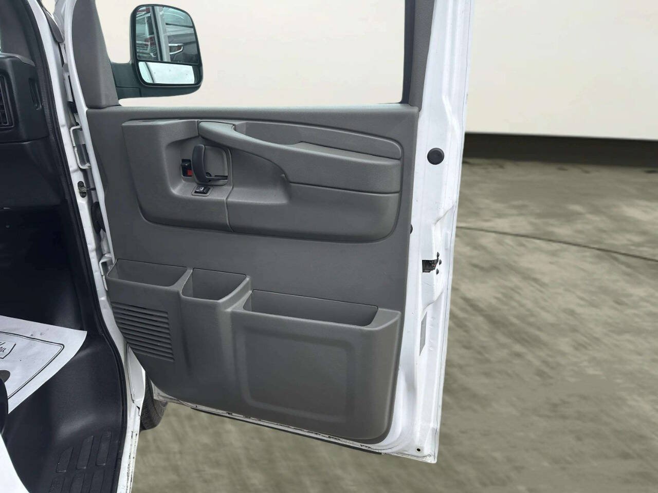 Used 2014 Chevrolet Express 2500 RWD image 16