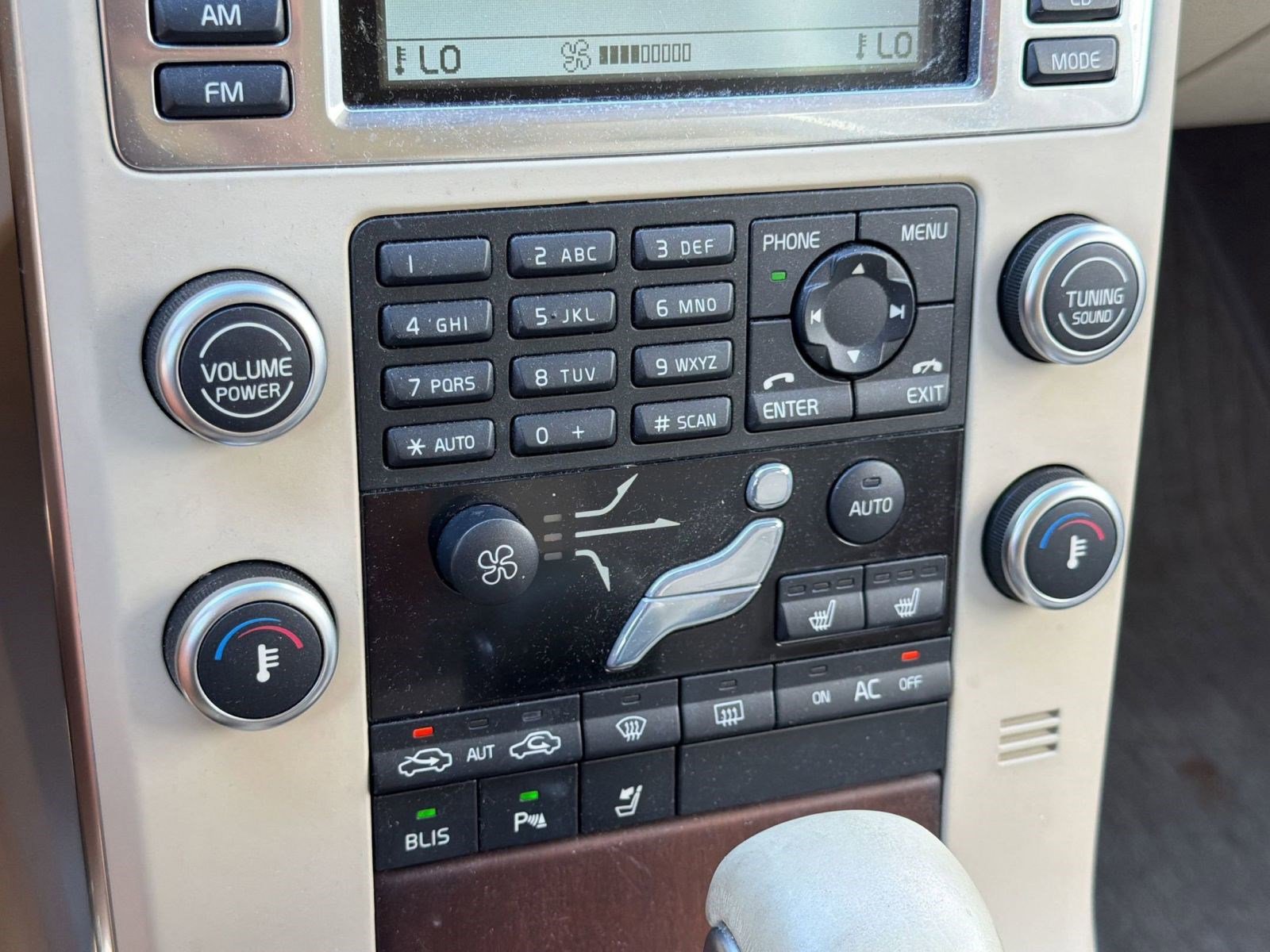 Used 2011 Volvo XC70 3.2 image 19