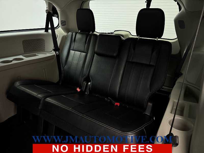 Used 2014 Chrysler Town & Country Touring image 16