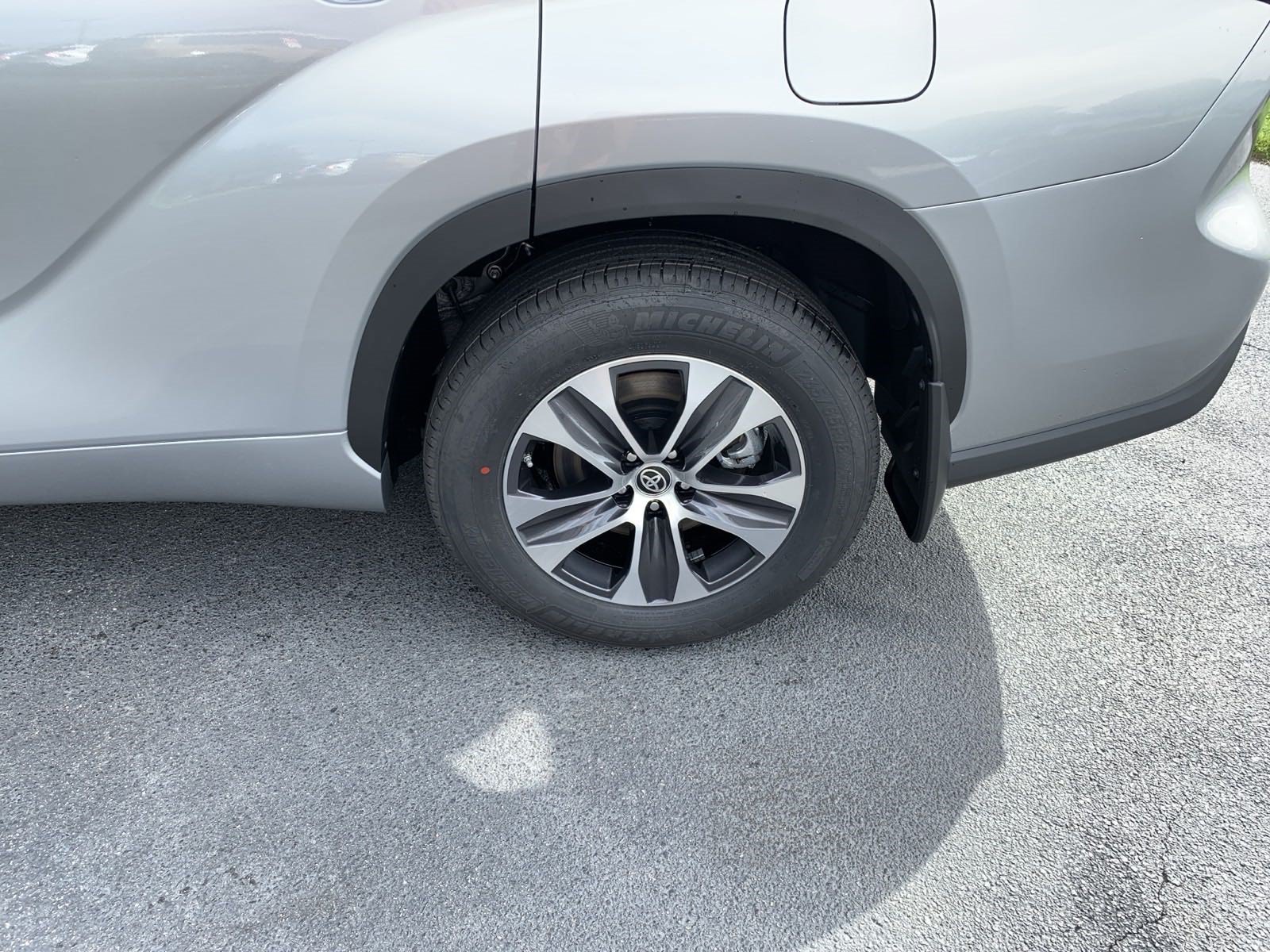 New 2024 Toyota Highlander XLE FWD image 10