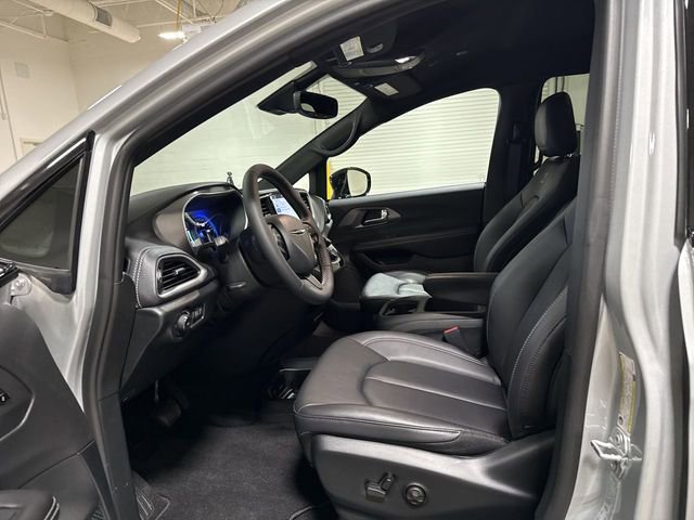 New 2026 Chrysler Pacifica Select w/ S Appearance Package AWD/4WD image 3