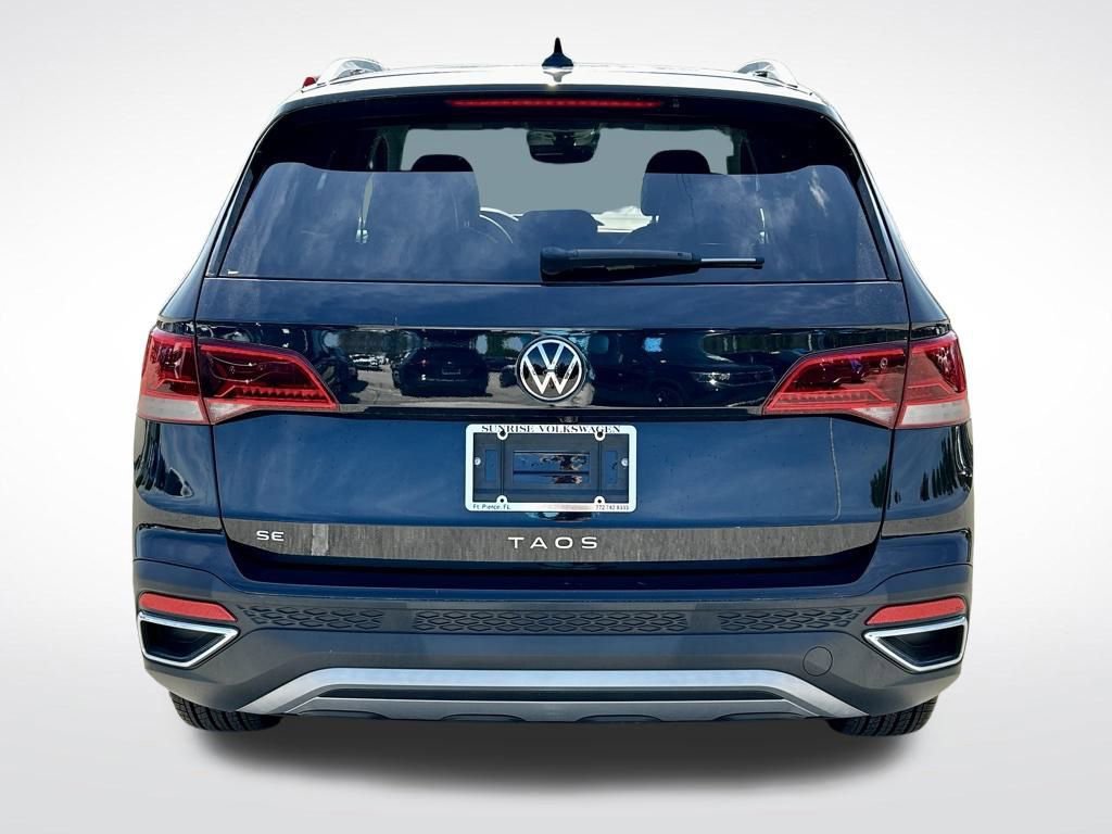 Used 2023 Volkswagen Taos SE w/ Black Wheel Package image 5