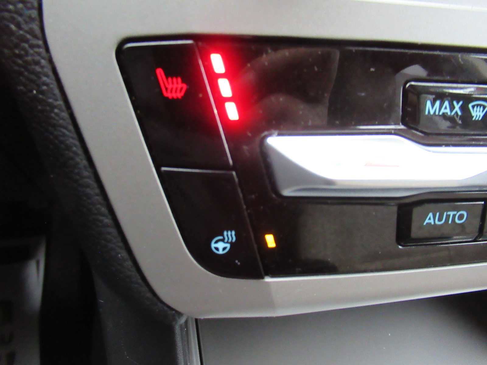 Used 2022 Ford Explorer XLT w/ Equipment Group 202A image 28