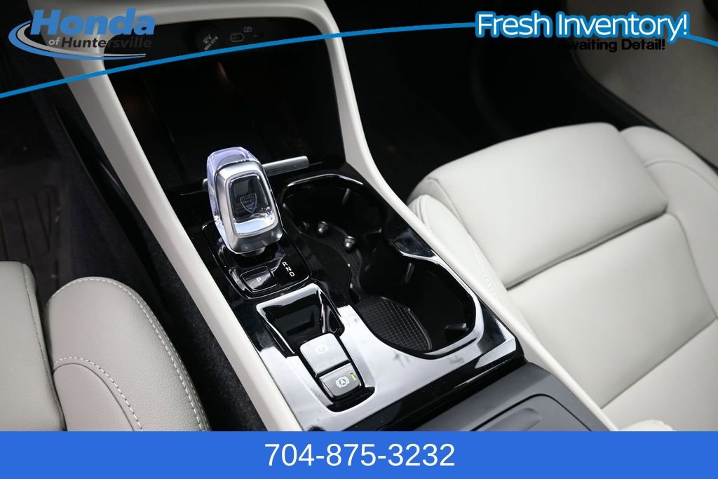 Used 2025 Volvo XC40 B5 Plus AWD/4WD image 23