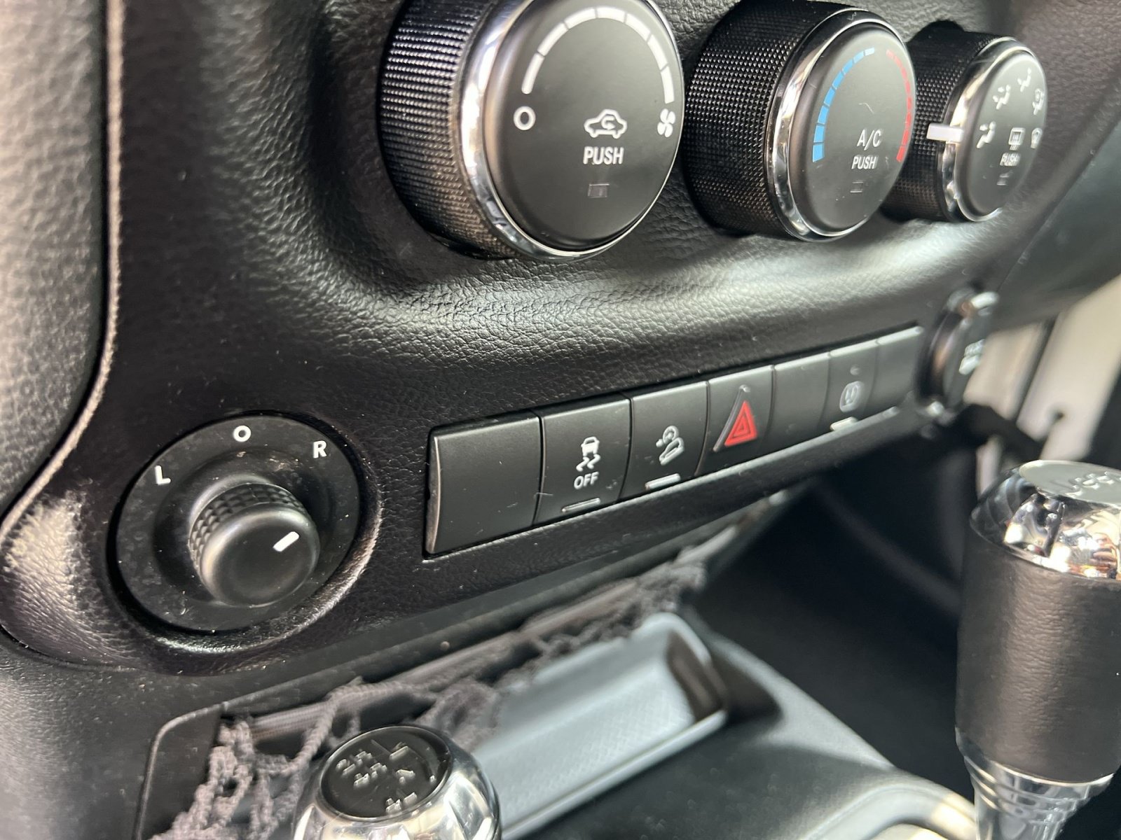 Used 2017 Jeep Wrangler Unlimited Sahara w/ Connectivity Group AWD/4WD image 27