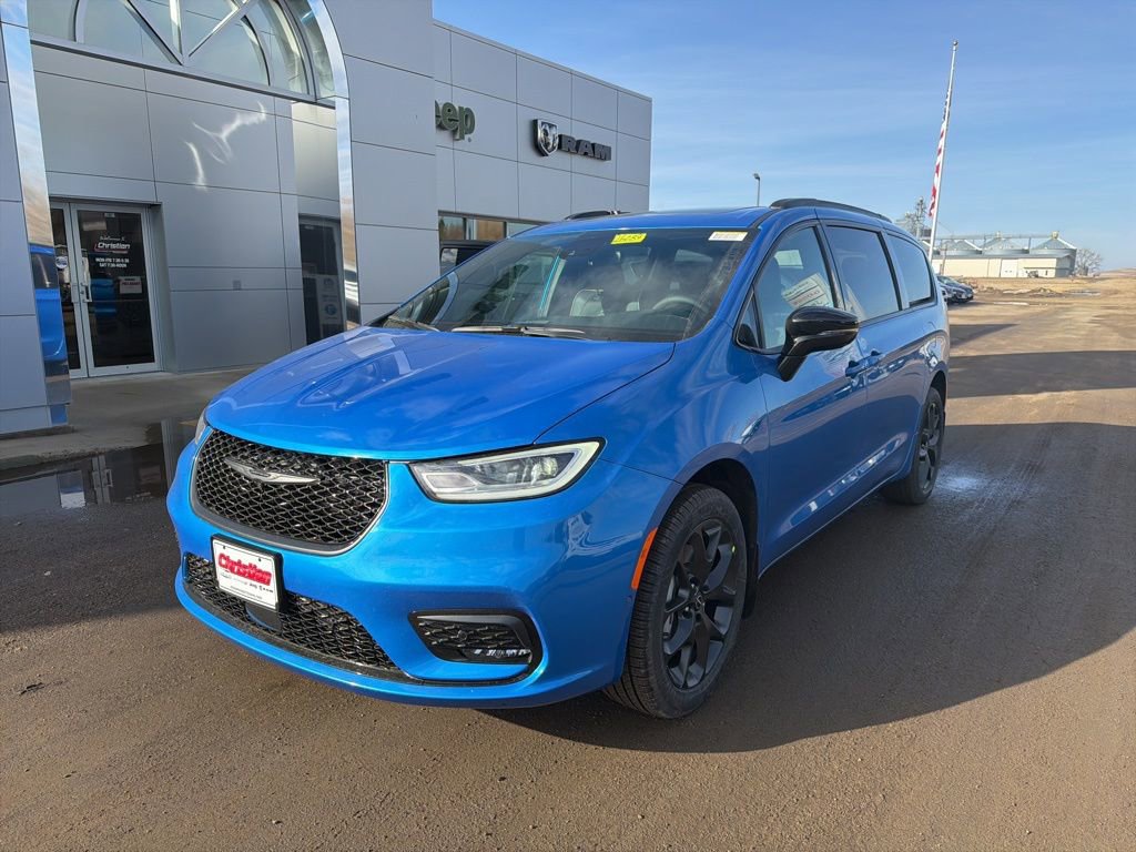 New 2026 Chrysler Pacifica Limited image 2