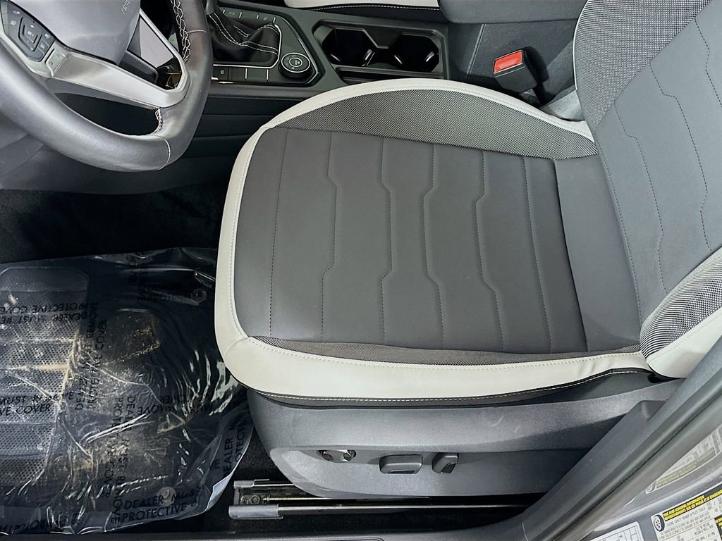 Used 2025 Volkswagen Taos SE image 26