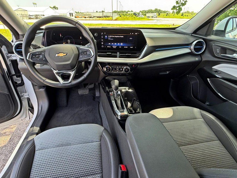 Used 2025 Chevrolet Trax LT w/ LT Convenience Package FWD image 16