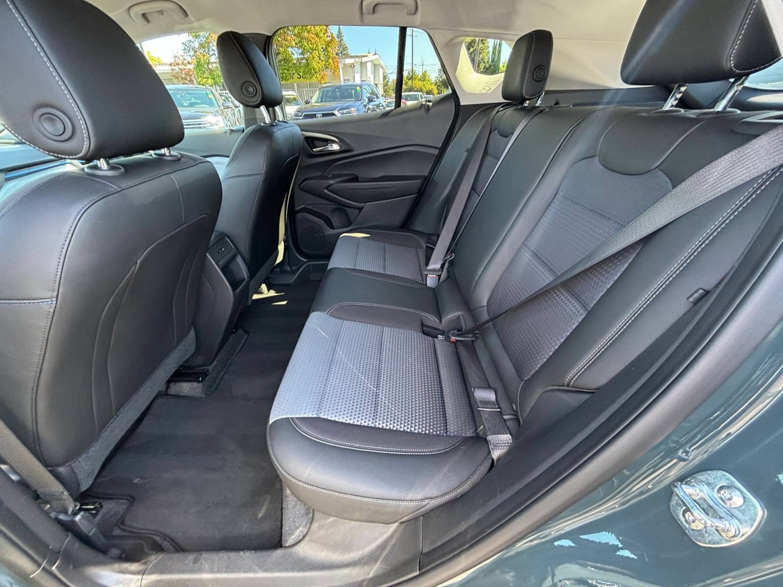 Used 2025 Chevrolet Trax LT FWD image 24