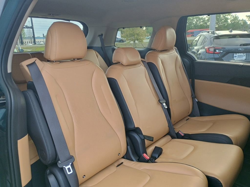 Used 2024 Kia Carnival EX image 19