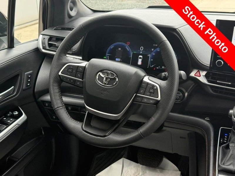 Used 2025 Toyota Sienna Platinum image 15