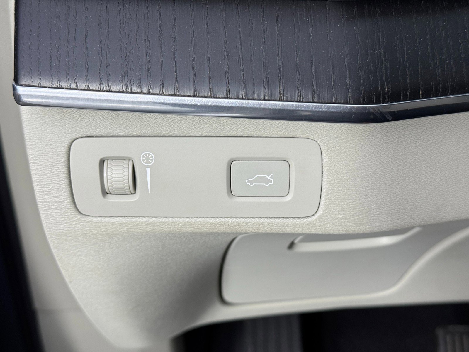 Used 2020 Volvo XC90 T6 Momentum image 18