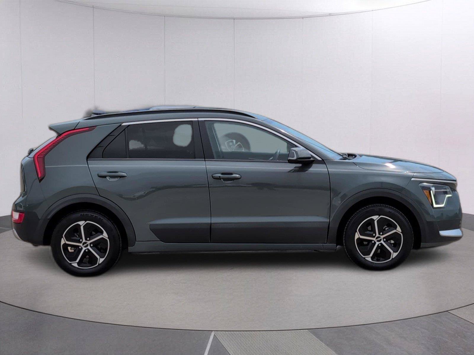 Used 2024 Kia Niro EX FWD image 9