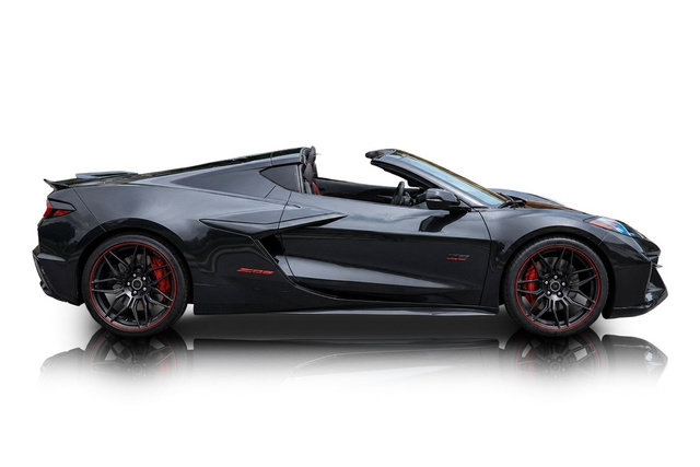 Used 2023 Chevrolet Corvette Z06 RWD image 2