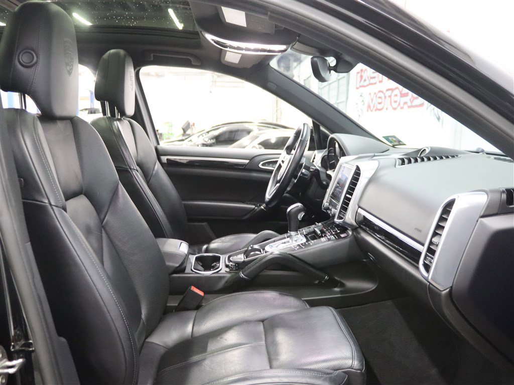 Used 2017 Porsche Cayenne Platinum Edition AWD/4WD image 14