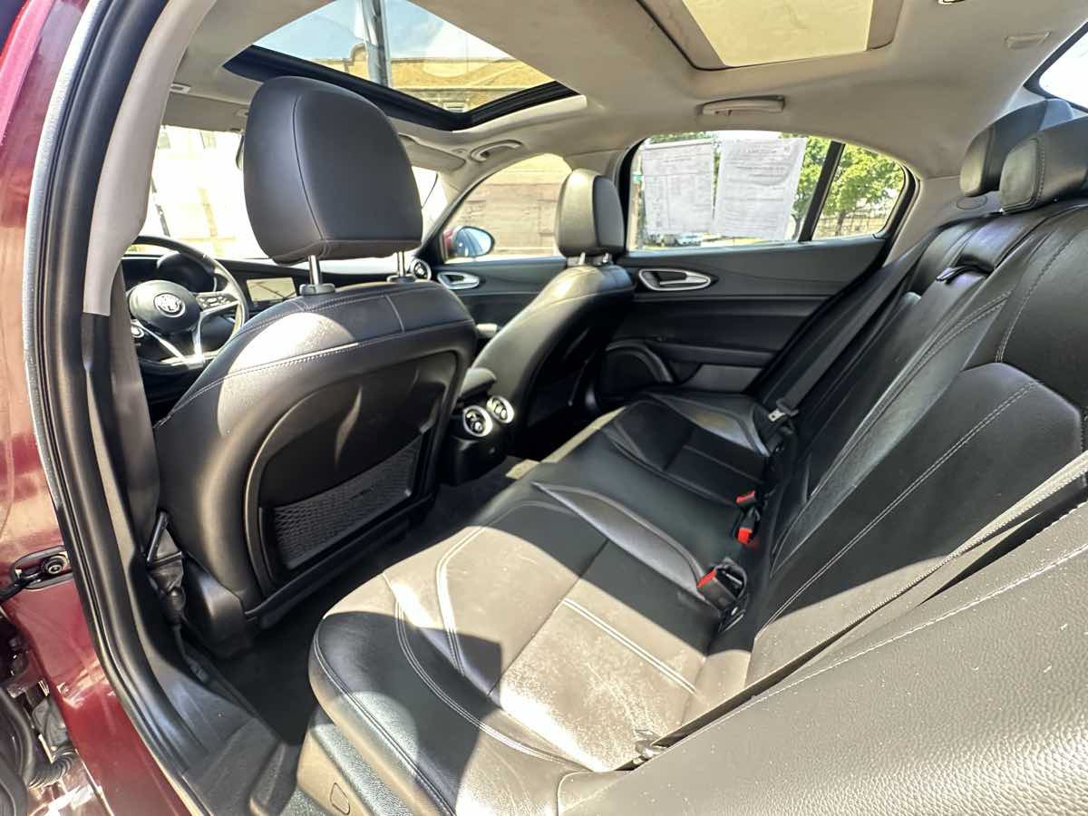 Used 2017 Alfa Romeo Giulia AWD image 39