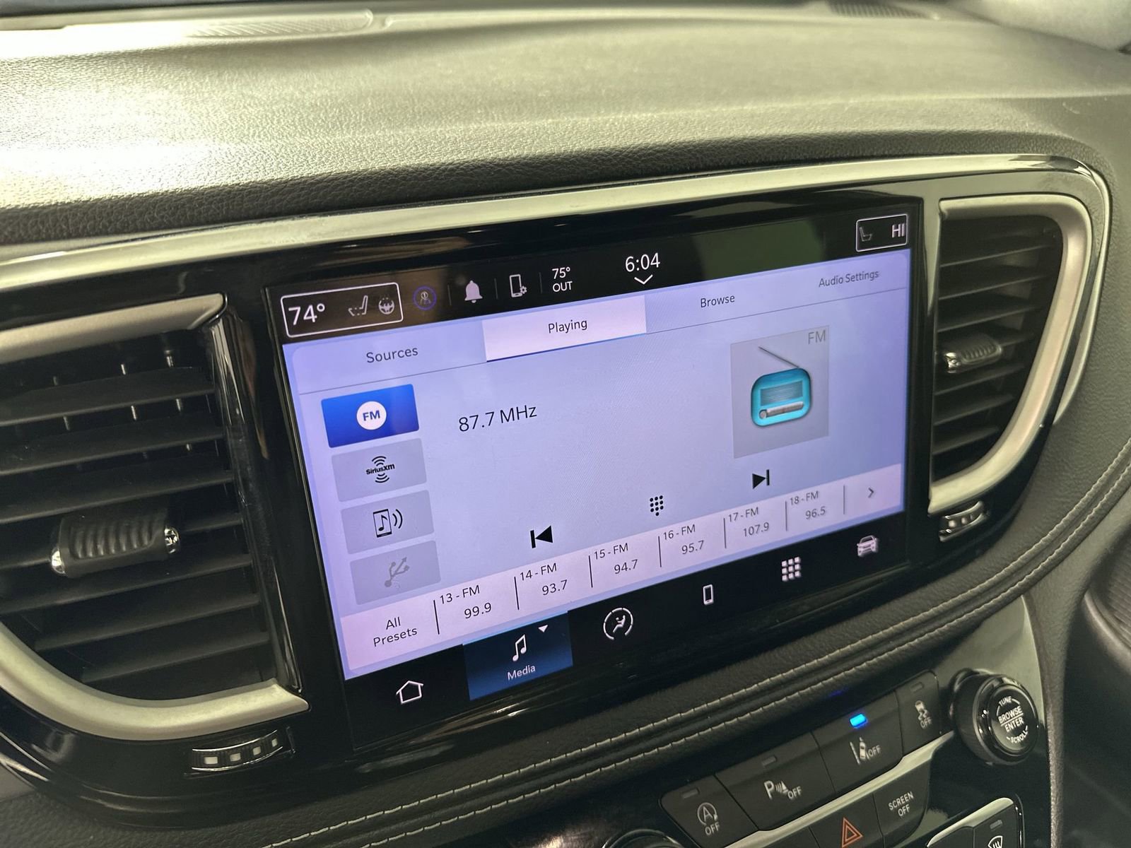 Used 2023 Chrysler Pacifica Touring image 16