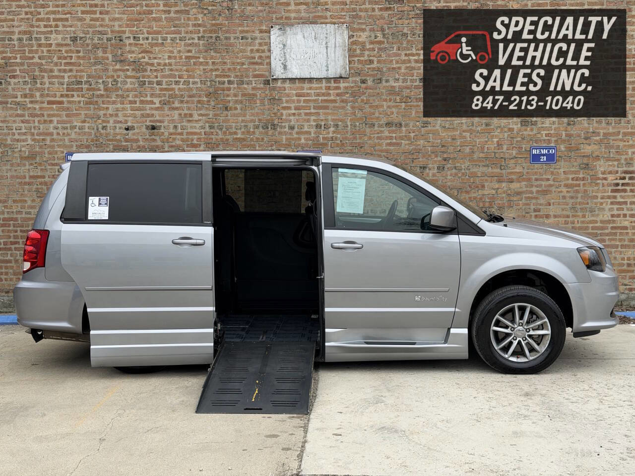 Used 2014 Dodge Grand Caravan R/T image 2