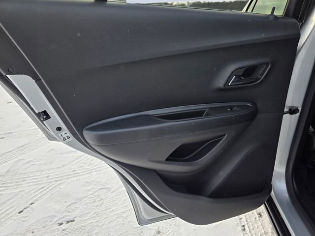 Used 2022 Chevrolet Trax LT w/ LT Convenience Package image 17