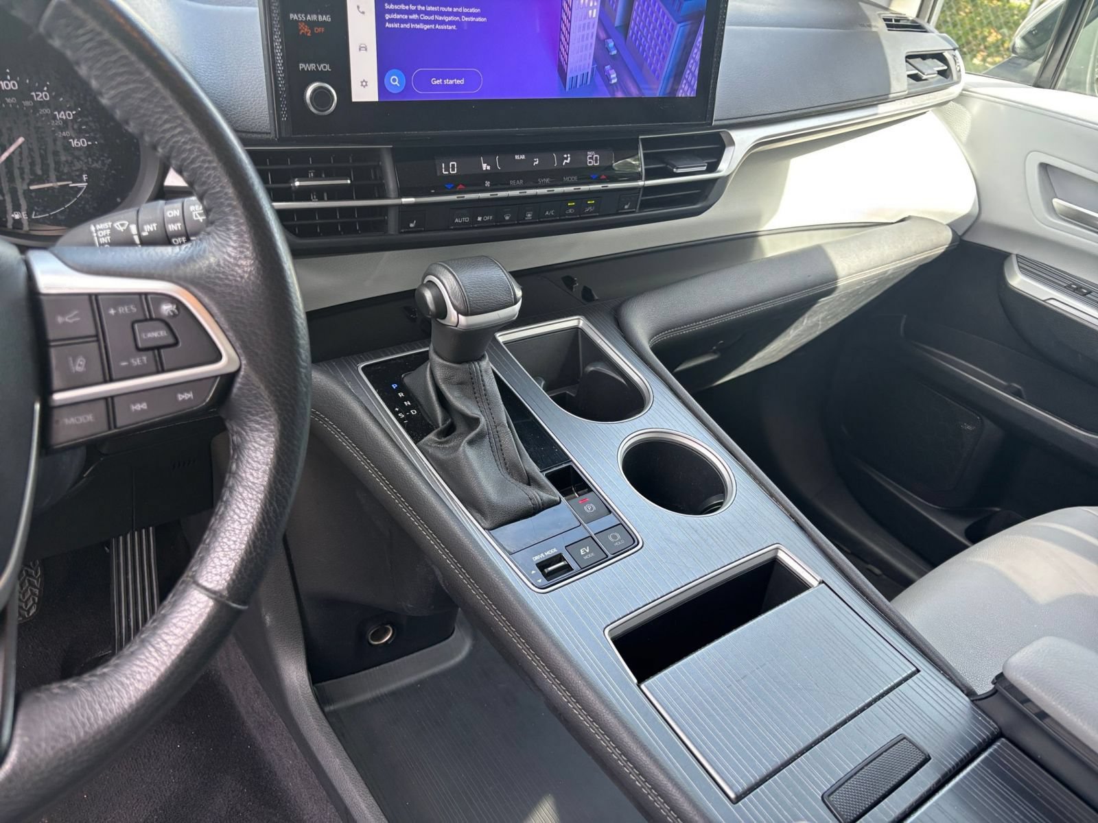 Used 2025 Toyota Sienna XLE FWD image 44