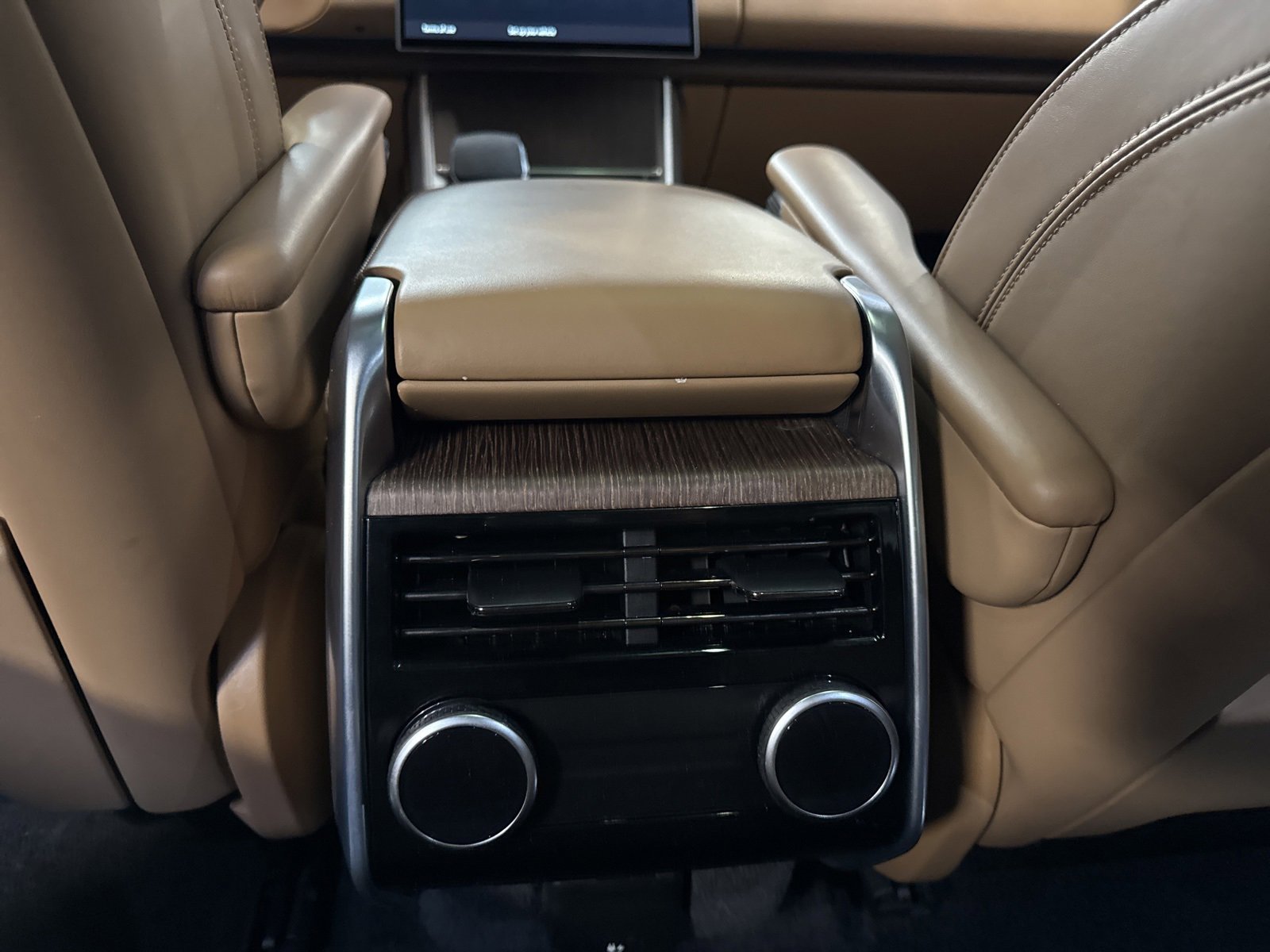 Used 2025 Land Rover Range Rover Long Wheelbase SE image 18