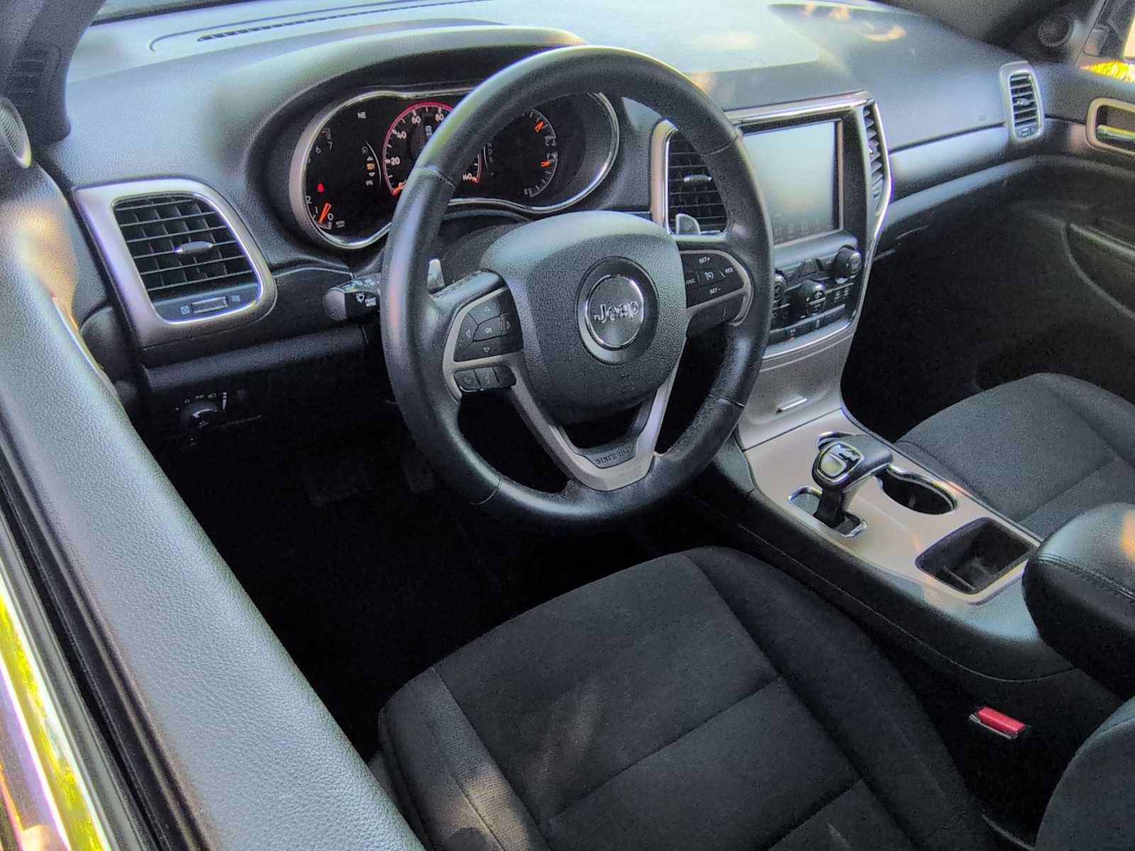 Used 2014 Jeep Grand Cherokee Laredo w/ 18" Wheel & 8.4" Radio Group RWD image 10
