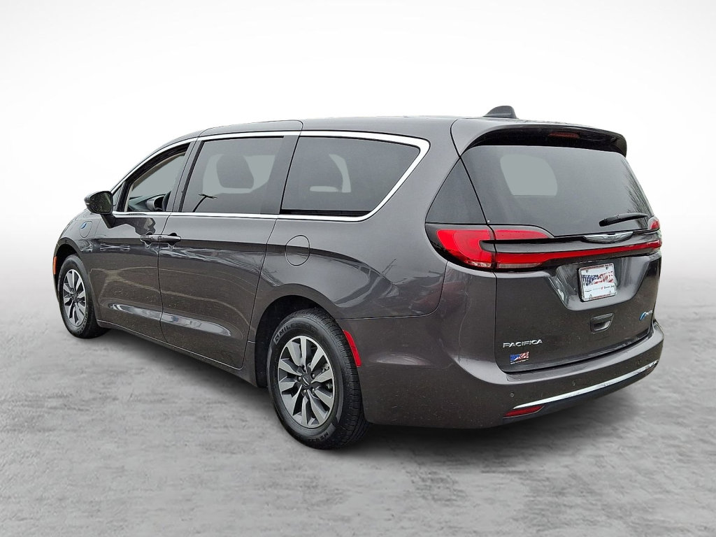 Used 2023 Chrysler Pacifica Touring-L image 3