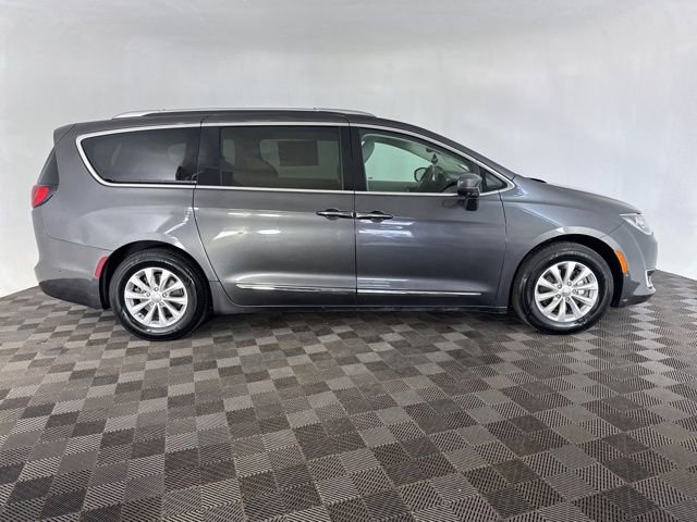 Used 2019 Chrysler Pacifica Touring-L w/ Advanced Safetytec Group image 5