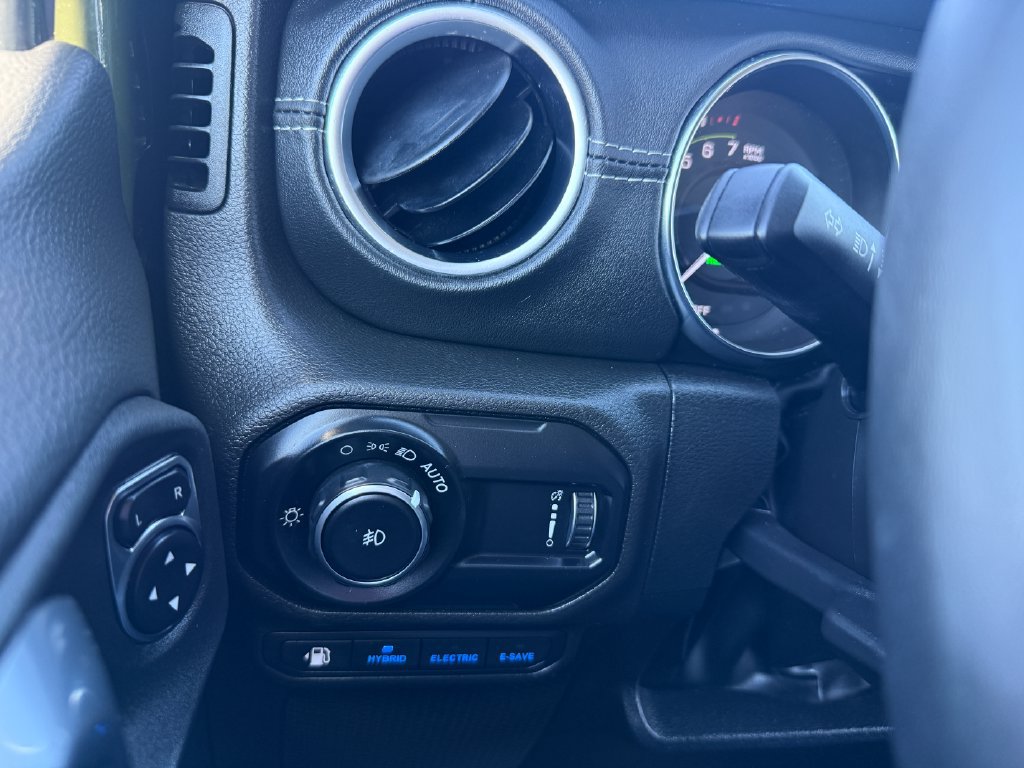 Used 2023 Jeep Wrangler Unlimited Sahara AWD/4WD image 26