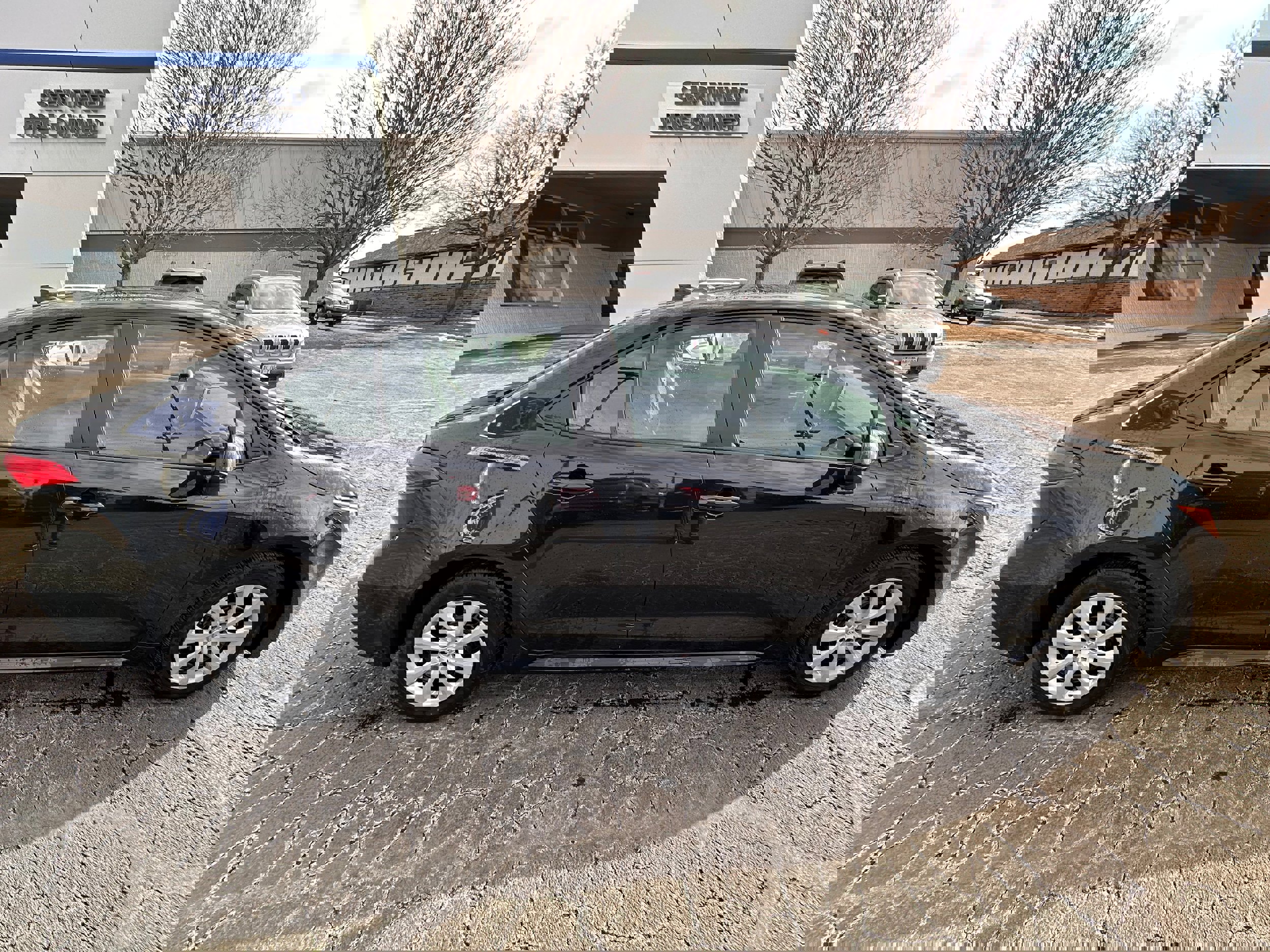 Used 2021 Toyota Corolla LE image 2