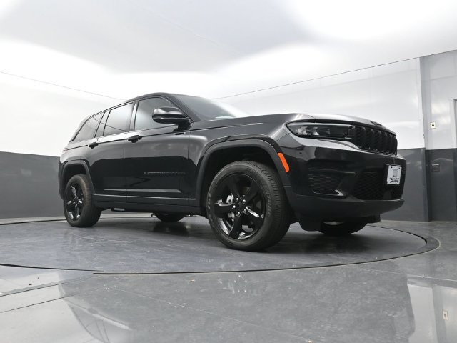 Used 2025 Jeep Grand Cherokee Altitude AWD/4WD image 20
