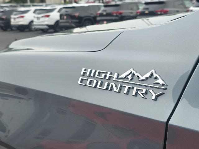 Used 2025 Chevrolet Suburban High Country AWD/4WD image 13