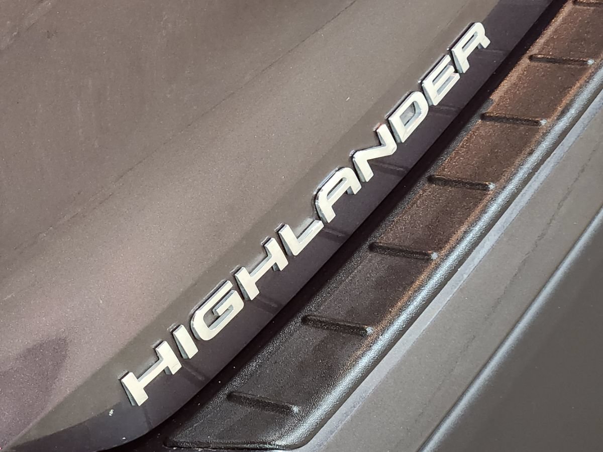 Used 2022 Toyota Highlander XLE FWD image 25
