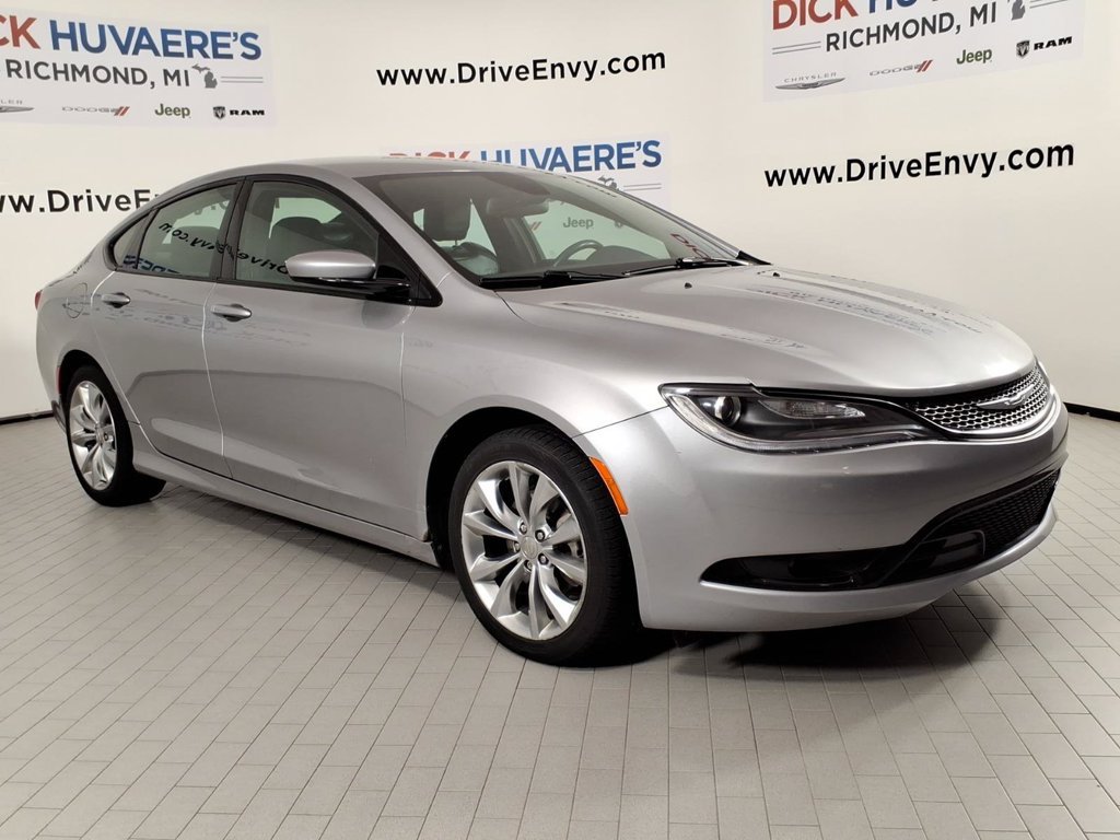 Used 2015 Chrysler 200 S w/ Comfort Group FWD image 3