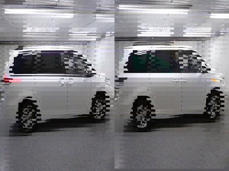 Used 2014 Toyota Sienna LE image 8