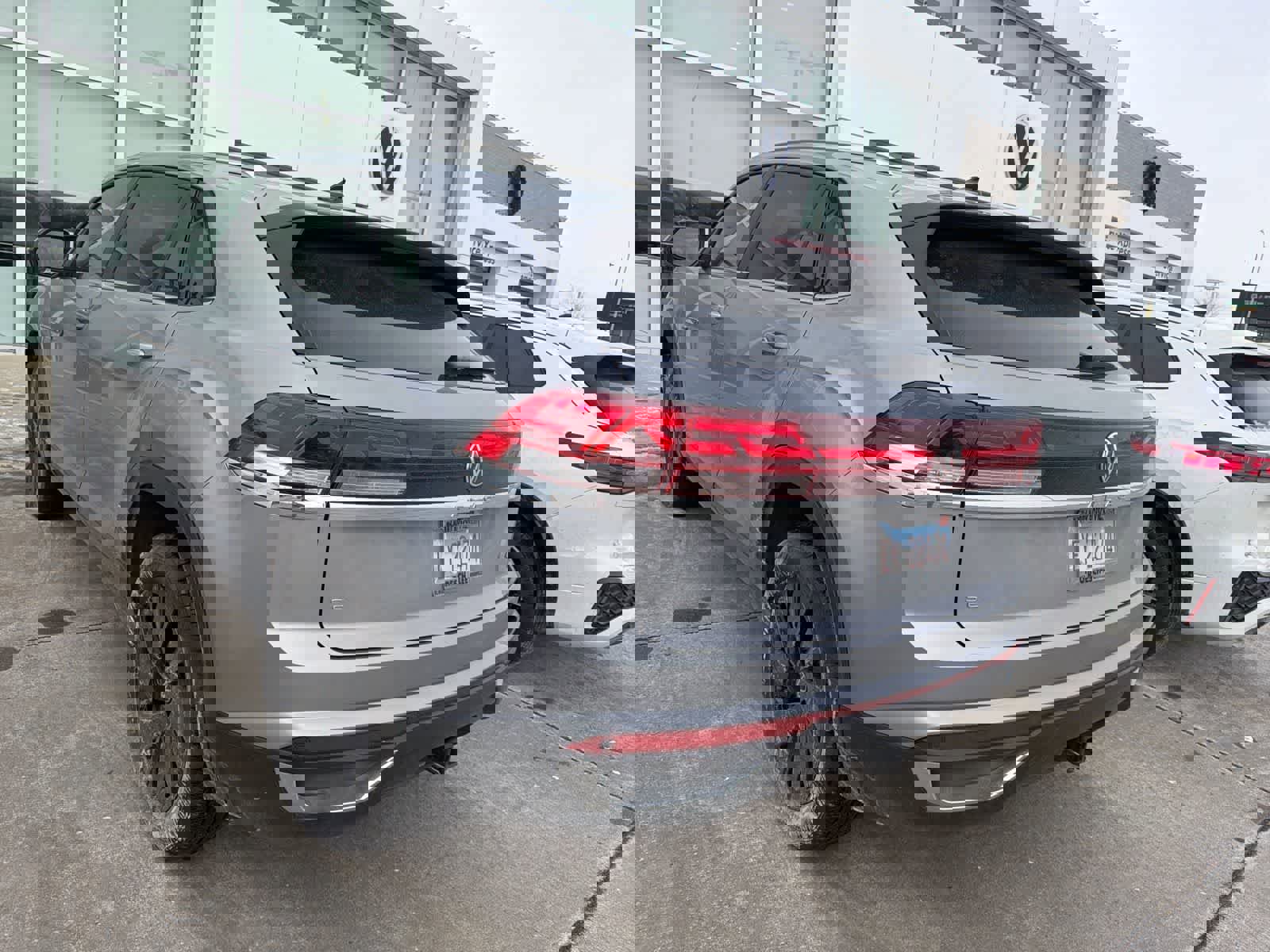 Used 2025 Volkswagen Atlas Cross Sport SE w/ Black Wheel Package image 8