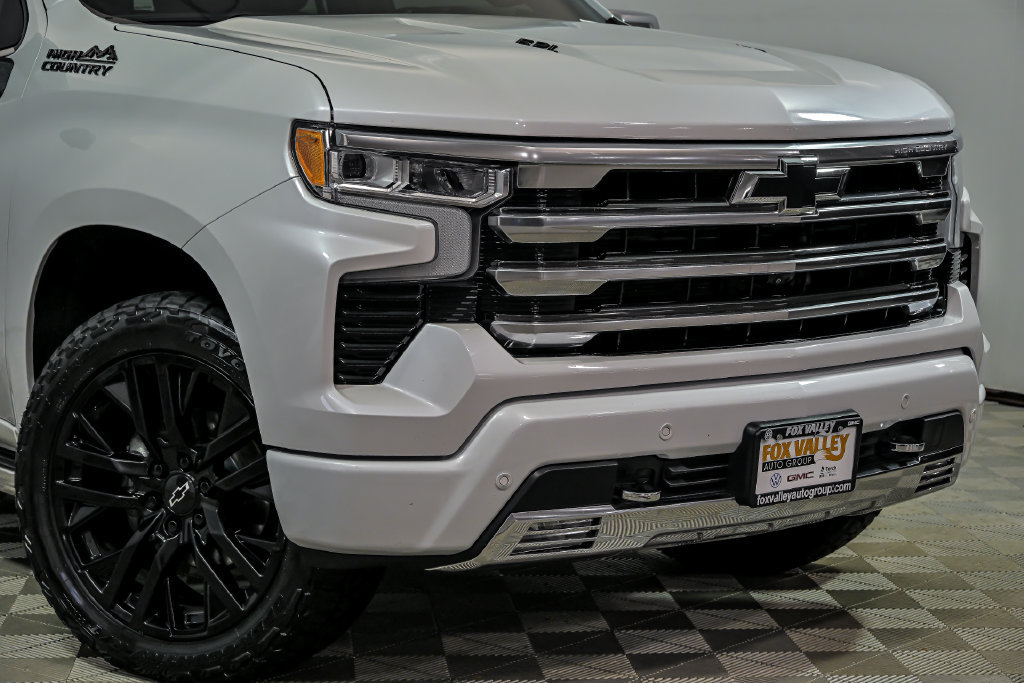 Used 2023 Chevrolet Silverado 1500 High Country w/ High Country Premium Package AWD/4WD image 2