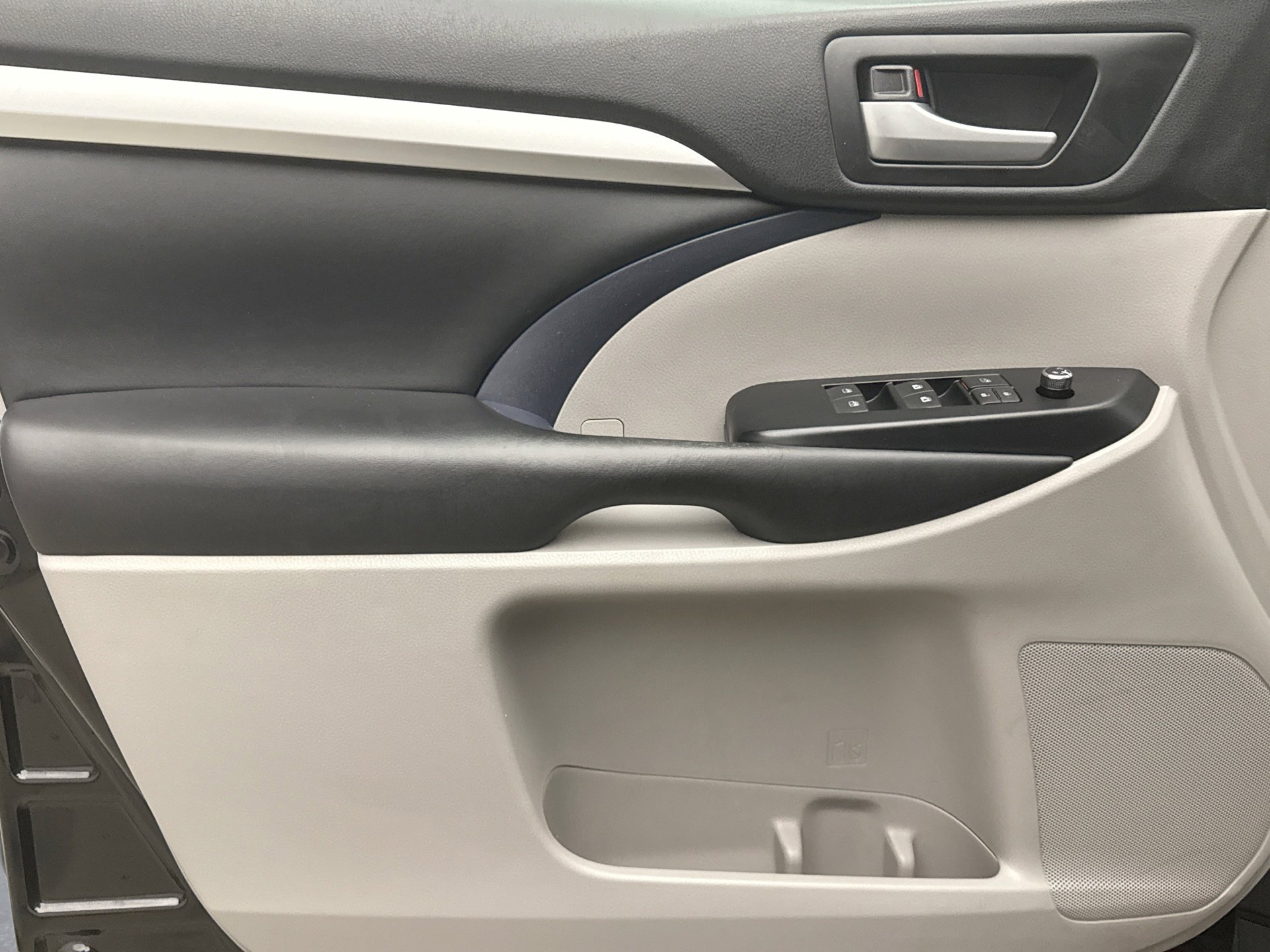 Used 2019 Toyota Highlander XLE AWD/4WD image 9