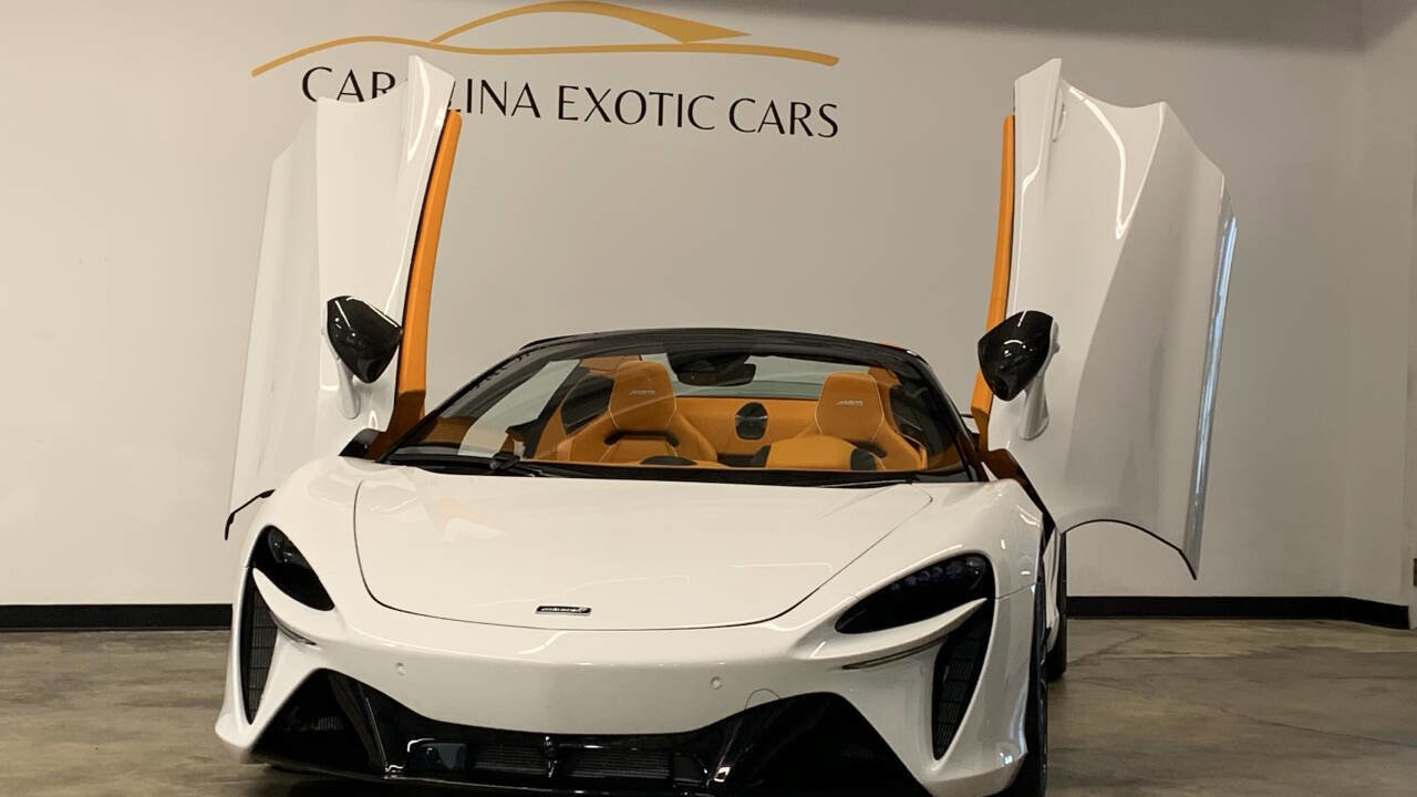 Used 2025 McLaren Artura Spider image 2
