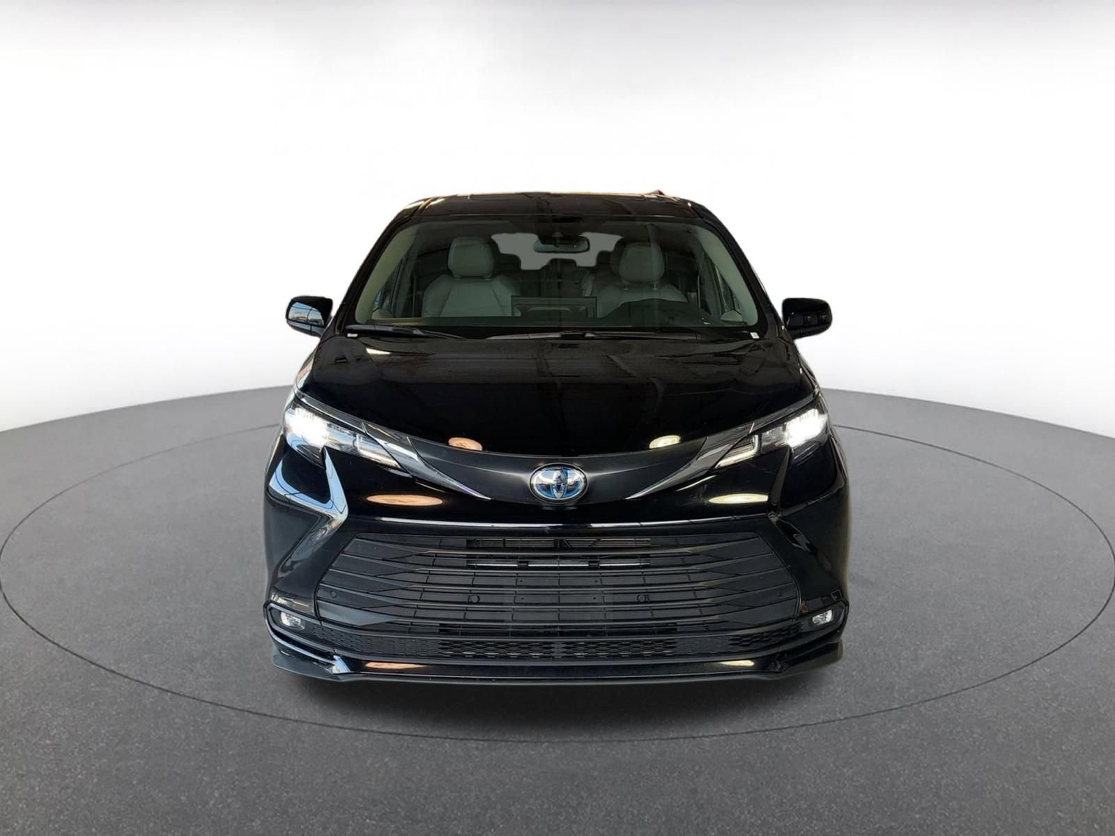 Used 2025 Toyota Sienna XLE image 5