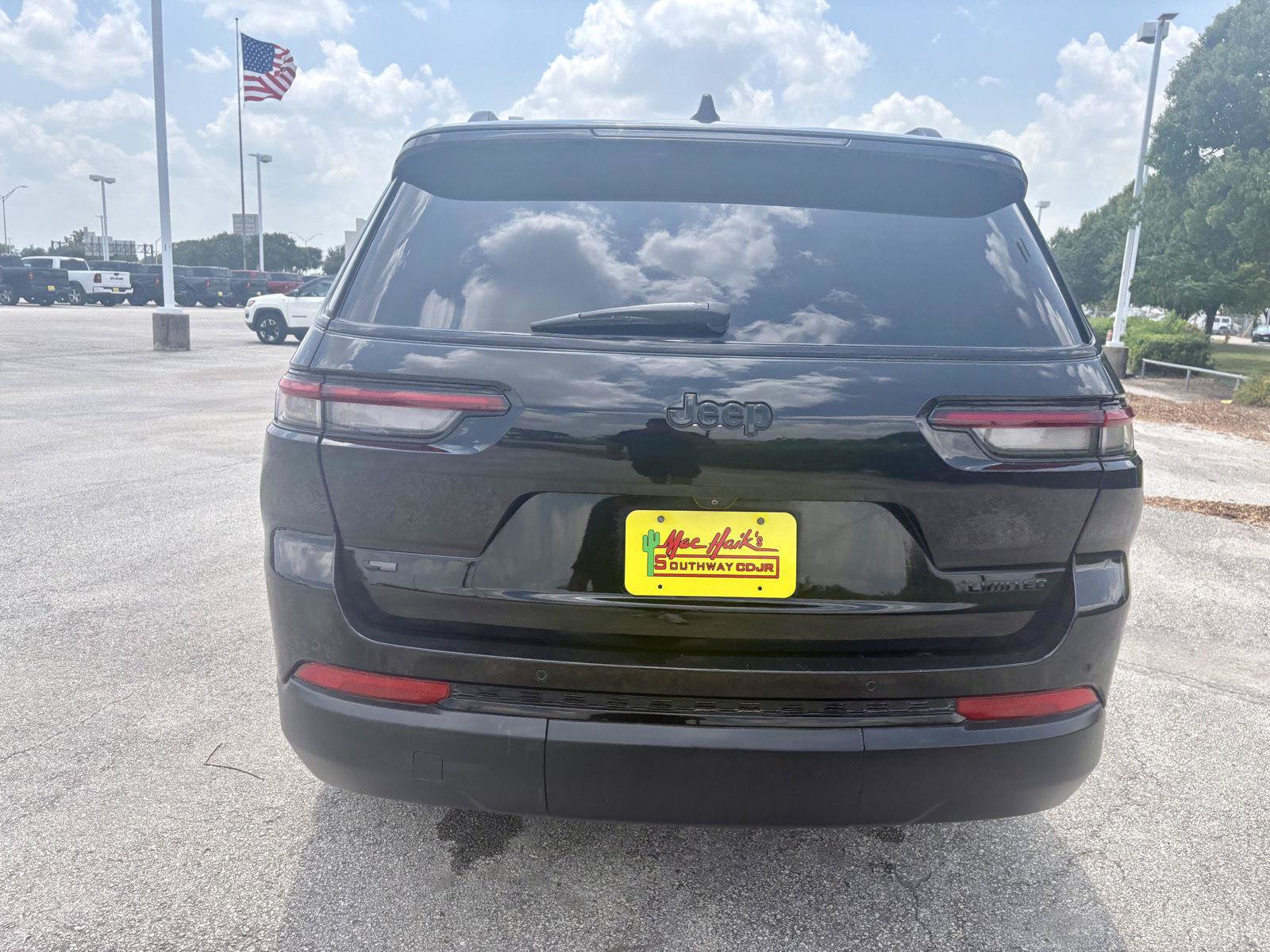 Used 2022 Jeep Grand Cherokee L Limited w/ Black Appearance Package RWD image 8
