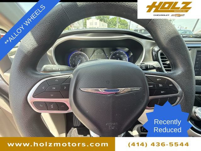 Used 2020 Chrysler Pacifica Touring FWD image 11