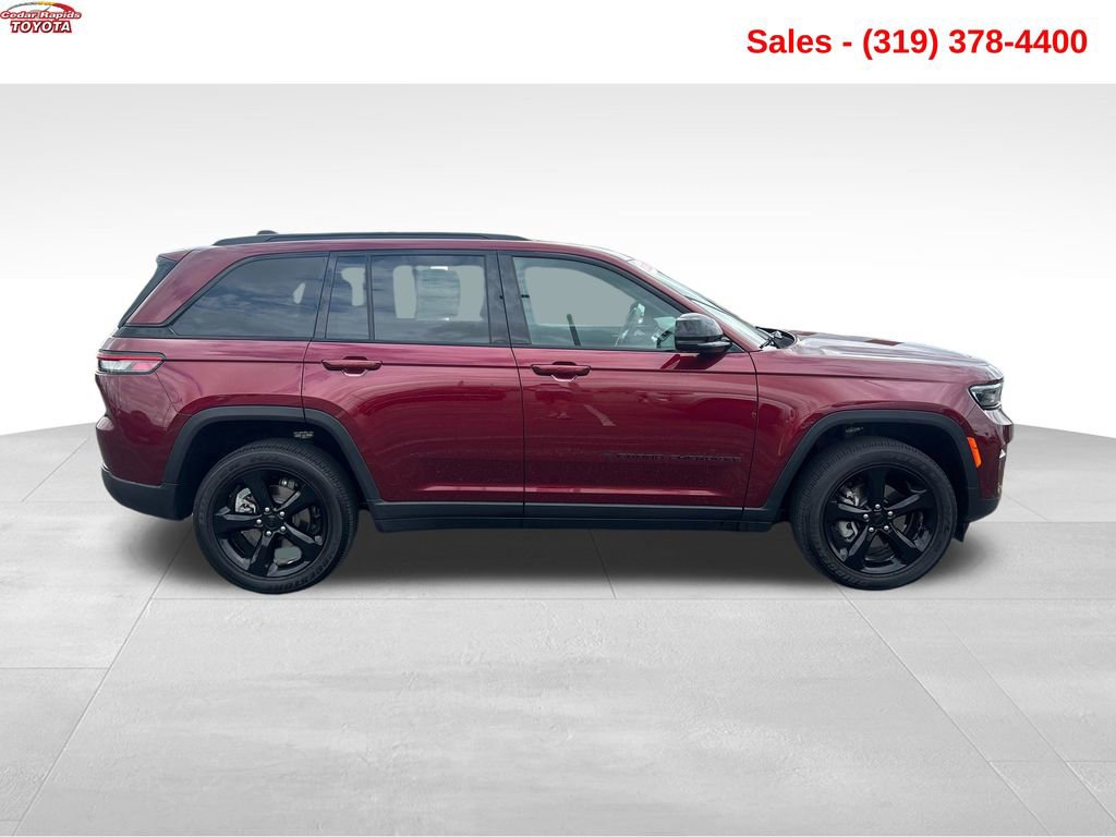 Used 2025 Jeep Grand Cherokee Altitude image 7