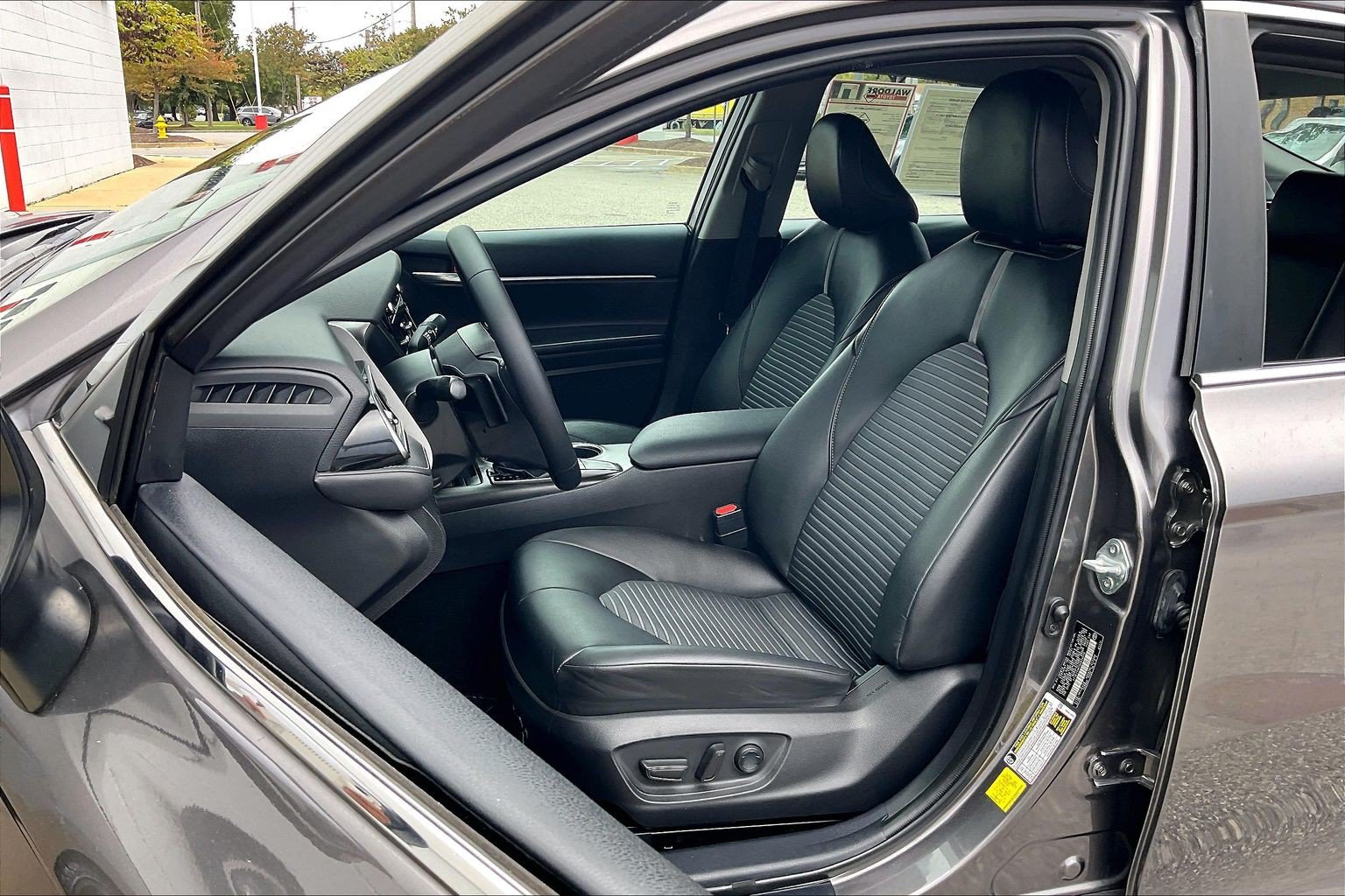 Used 2022 Toyota Camry SE FWD image 29