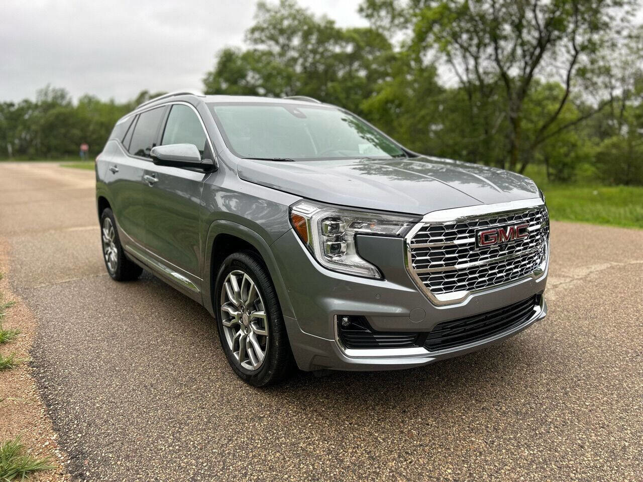 Used 2024 GMC Terrain Denali w/ Denali Premium Package image 4