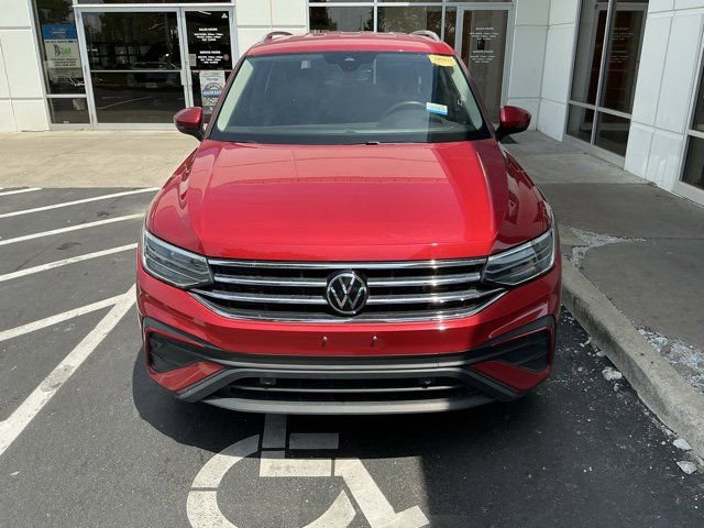 Used 2022 Volkswagen Tiguan SE AWD/4WD image 2